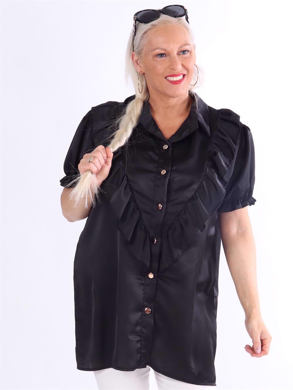 Junia - Skjorta i silkeslook med volanger och guldknappar